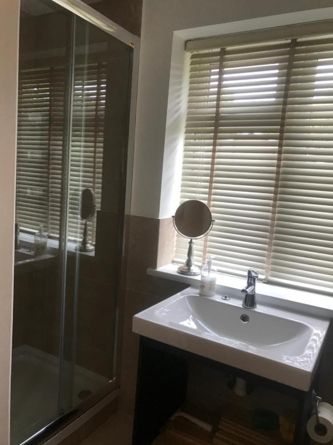 Large Private Room With En-Suite In The House For Professionals Staines-upon-Thames Ngoại thất bức ảnh
