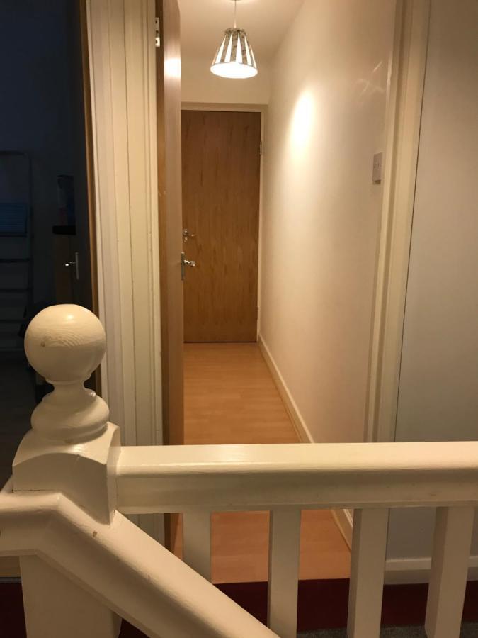 Large Private Room With En-Suite In The House For Professionals Staines-upon-Thames Ngoại thất bức ảnh