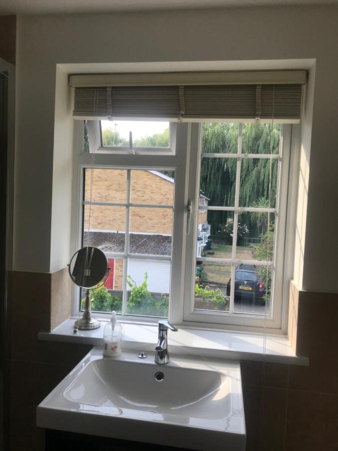 Large Private Room With En-Suite In The House For Professionals Staines-upon-Thames Ngoại thất bức ảnh