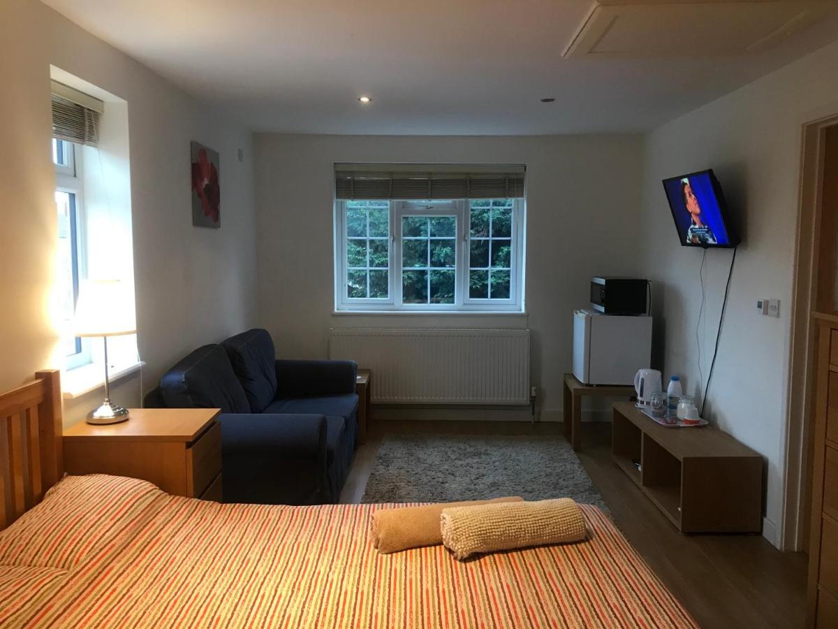 Large Private Room With En-Suite In The House For Professionals Staines-upon-Thames Ngoại thất bức ảnh