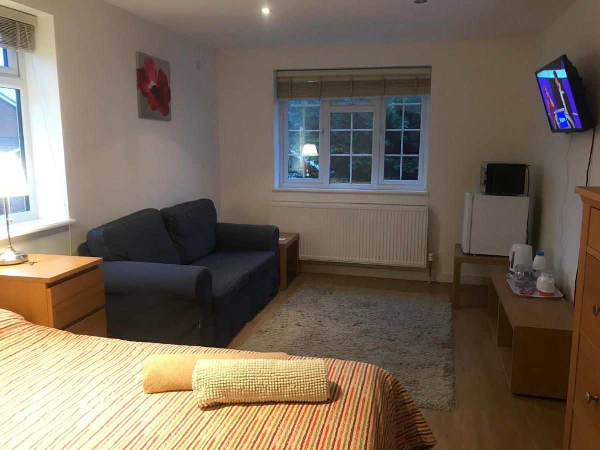 Large Private Room With En-Suite In The House For Professionals Staines-upon-Thames Ngoại thất bức ảnh
