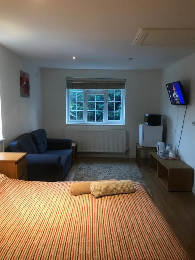 Large Private Room With En-Suite In The House For Professionals Staines-upon-Thames Ngoại thất bức ảnh