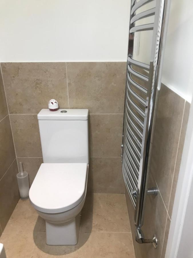 Large Private Room With En-Suite In The House For Professionals Staines-upon-Thames Ngoại thất bức ảnh