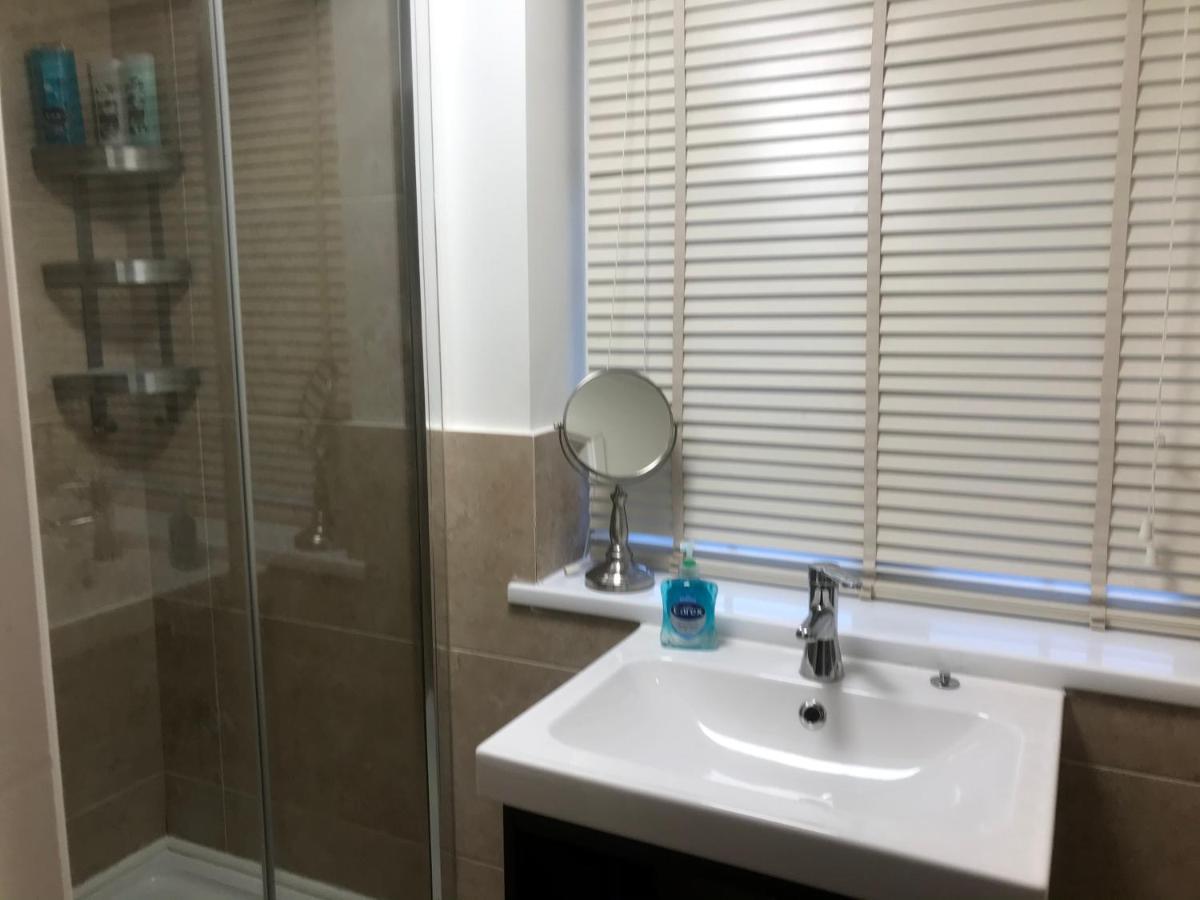 Large Private Room With En-Suite In The House For Professionals Staines-upon-Thames Ngoại thất bức ảnh