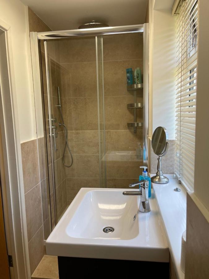 Large Private Room With En-Suite In The House For Professionals Staines-upon-Thames Ngoại thất bức ảnh